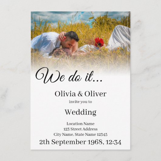 我々はそれを行う – 牧草地キスをするでカップル エンクロージャーカード (正面)