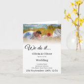 我々はそれを行う – 牧草地キスをするでカップル カード (黄色い花)