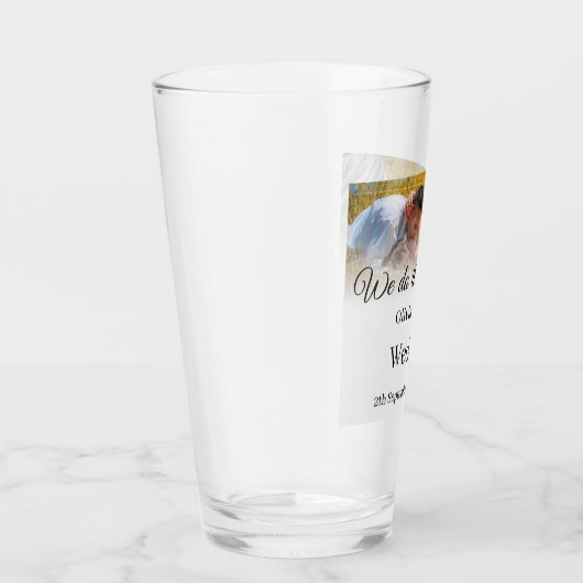 我々はそれを行う – 牧草地キスをするでカップル タンブラーグラス (右)