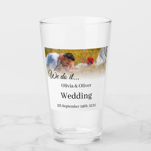 我々はそれを行う – 牧草地キスをするでカップル タンブラーグラス (正面)