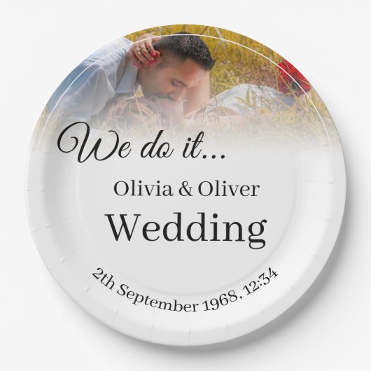 我々はそれを行う – 牧草地キスをするでカップル ペーパープレート (正面)