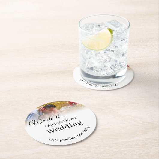 我々はそれを行う – 牧草地キスをするでカップル ラウンドペーパーコースター (インサイチュ)