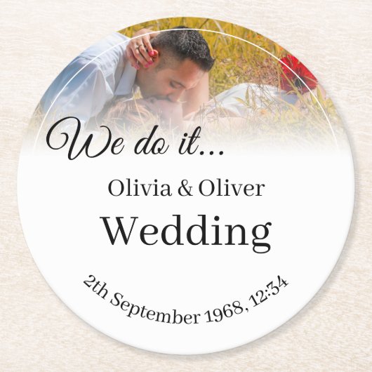 我々はそれを行う – 牧草地キスをするでカップル ラウンドペーパーコースター (正面)