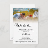 我々はそれを行う – 牧草地キスをするでカップル 招待状 (正面/裏面)