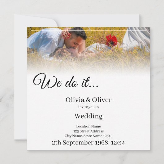 我々はそれを行う – 牧草地キスをするでカップル 招待状 (正面)