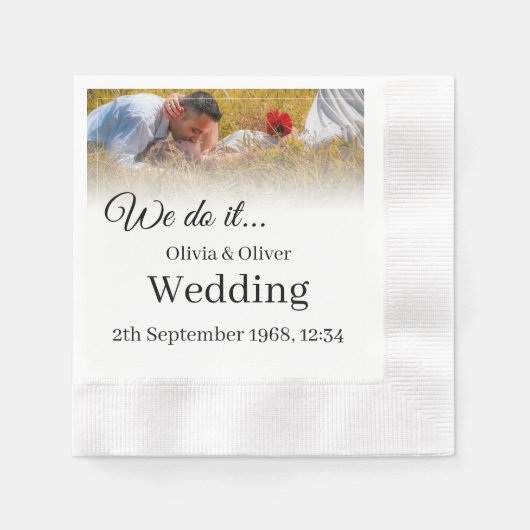 我々はそれを行う – 牧草地キスをするでカップル 縁ありカクテルナプキン (正面)