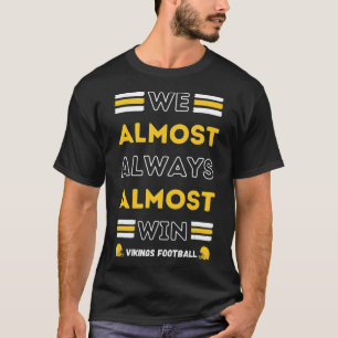 我々はほとんど常にほぼ勝つバイキングサッカー選手 Tシャツ