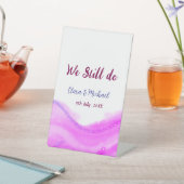 我々はまだピンクの紫色の水色のグリッター輝きを行う 台座サイン (インサイチュ)