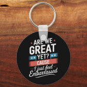 我々はまだ素晴らし恥ずかしい感じアンチトランプ キーホルダー (正面)