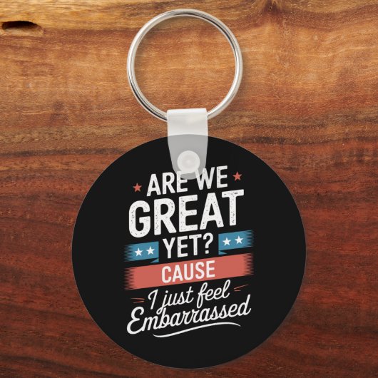 我々はまだ素晴らし恥ずかしい感じアンチトランプ キーホルダー (正面)