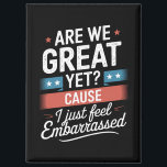 我々はまだ素晴らし恥ずかしい感じアンチトランプ マグネット<br><div class="desc">私はまだ素晴らし私は恥ずかしいだけ感じのアンチトランプ</div>