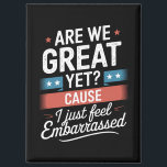 我々はまだ素晴らし恥ずかしい感じアンチトランプ マグネット<br><div class="desc">私はまだ素晴らし私は恥ずかしいだけ感じのアンチトランプ</div>