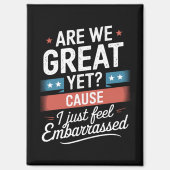 我々はまだ素晴らし恥ずかしい感じアンチトランプ マグネット (正面)