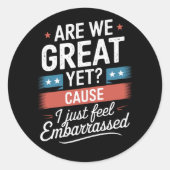 我々はまだ素晴らし恥ずかしい感じアンチトランプ ラウンドシール (正面)