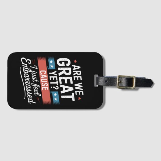 我々はまだ素晴らし恥ずかしい感じアンチトランプ ラゲッジタグ (正面横)