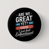 我々はまだ素晴らし恥ずかしい感じアンチトランプ 缶バッジ (正面)
