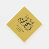 我々はまだ記念日タイポグラフィ金ゴールド/ブラック スタンダードランチョンナプキン (角)