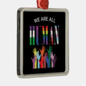我々はみな人間の手カラフルだ メタルオーナメント (右)