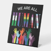 我々はみな人間の手カラフルだ 台座サイン (正面)