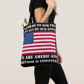 我々はアメリカ人トート トートバッグ (クローズアップ)