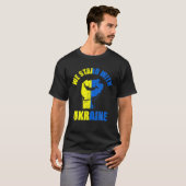 我々はウクライナ国旗の上昇の拳フライで立つ Tシャツ (正面フル)