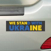 我々はウクライナ国旗の色の黄色い青で立つ バンパーステッカー (車上)