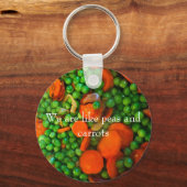 我々はエンドウ豆やニンジンのようである キーホルダー (正面)