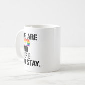 我々はゲイであり、ここに滞在する コーヒーマグカップ (正面左)