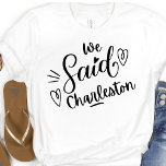 我々はチャールストンおもしろいバチェロレッテホワイトと言った Tシャツ<br><div class="desc">結婚式モダンやバチェロレッテの取得のための可愛い遠くにデザイン。黒い渦巻形のT字の上の"私たちはCharleston"という言葉は、ハートを持っており、必ず気づかれることである。バチェロレッテ先….チャールストンSC，リハ擦り切れたーサルディナーと一緒にあなたの結婚式のパーティーのために。</div>