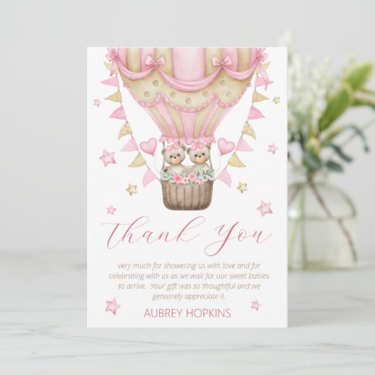 我々はツインガールの赤ちゃんシャワーを待つことができる サンキューカード (スタンド正面)