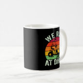 我々はドーンローンモーア農家パパトラクターヤードに乗る コーヒーマグカップ (正面右)