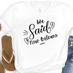 我々はニューオーリンズおもしろいホワイトバチェロレッテを言った Tシャツ<br><div class="desc">結婚式モダンやバチェロレッテの取得のための可愛い遠くにデザイン。白い渦巻形のティーに「ニューオーリンズと言った」という言葉は、ハートを持っており、必ず気づかれることだ。バチェロレッテ先….ニューオーリンズ，リハ擦り切れたーサルディナーと一緒にあなたの結婚式のパーティーのために。</div>