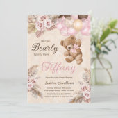 我々はピンクのパンパスグラスベビーシャワーを待つことができる 招待状 (スタンド正面)