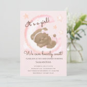 我々はピンクの月の赤ちゃんシャワー女の子を待つことができる 招待状 (スタンド正面)
