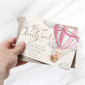 我々はピンクの赤ちゃんシャワー招待状を待つ 招待状