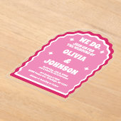 我々はピンクモダンマはっきりしたゼンタレトロ波弓アーチ アクリル招待状 (レイダウン)