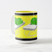 我々はポッドの中の二つのエンドウのようなものだ ツートーンマグカップ (正面左)