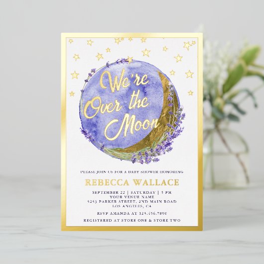我々はムーンラベンダーベビーシャワー金ゴールド上にいる 箔招待状 (立ち正面)