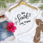 我々はラスベガスホワイトおもしろいバチェロレッテと言った Tシャツ<br><div class="desc">結婚式モダンやバチェロレッテの取得のための可愛い遠くにデザイン。白い渦巻形のティーの上に「私たちはラスベガスと言った」という言葉は、ハートを持っており、必ず気づかれることである。バチェロレッテ先…ラスベガス。リハーサル擦り切れたディナーや結婚披露宴に参加できる。</div>