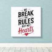 "我々はルールを破る、ハートではない – はっきりしたタイポグラフィ キャンバスプリント (インサイチュ (ウッドフロア))