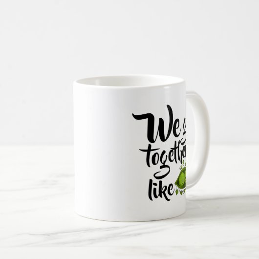我々は一匹のエンドウ豆のように一緒に行く コーヒーマグカップ (正面右)