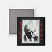 我々は人々は決してトランプのマグショット磁石を降伏しない マグネット (正面/裏面)