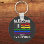 我々は人々を意味するLGBTQプライド月 キーホルダー (正面)