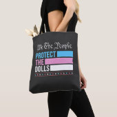 我々は人形保護LGBTトランスジェンダー トートバッグ (クローズアップ)