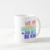 我々は人間だから優しいコーヒーマグにしよう コーヒーマグカップ (正面右)