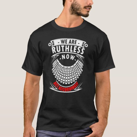 我々は今、それに従って無慈悲に行動している Tシャツ (正面)
