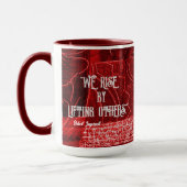 "我々は他の人を持ち上げることによって上昇する"2つのトーンマグカップ赤 マグカップ (左)
