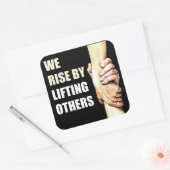 我々は他の人を持ち上げることによって立ち上がる：クリスチャンやる気を起こさせる スクエアシール (封筒)