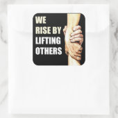 我々は他の人を持ち上げることによって立ち上がる：クリスチャンやる気を起こさせる スクエアシール (バッグ)