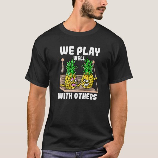 我々は他の遊人とよくパイナップルを振り回す Tシャツ (正面)